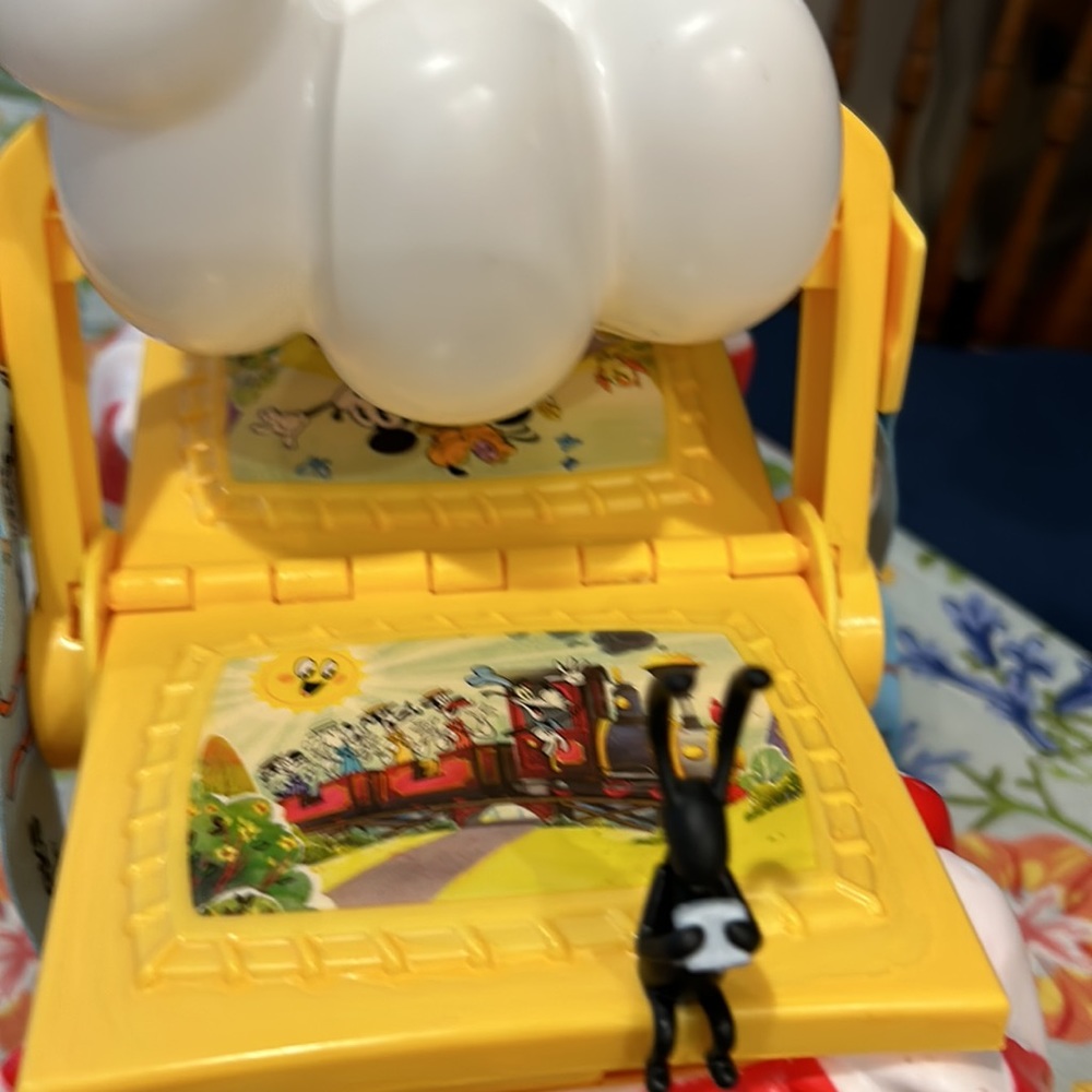 Disney’s runaway railroad, Mickey picnic basket popcorn bucket - Picture 4 of 9